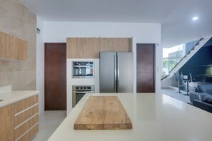 Kühlschrank, Mikrowelle, Herdplatte, Geschirrspüler