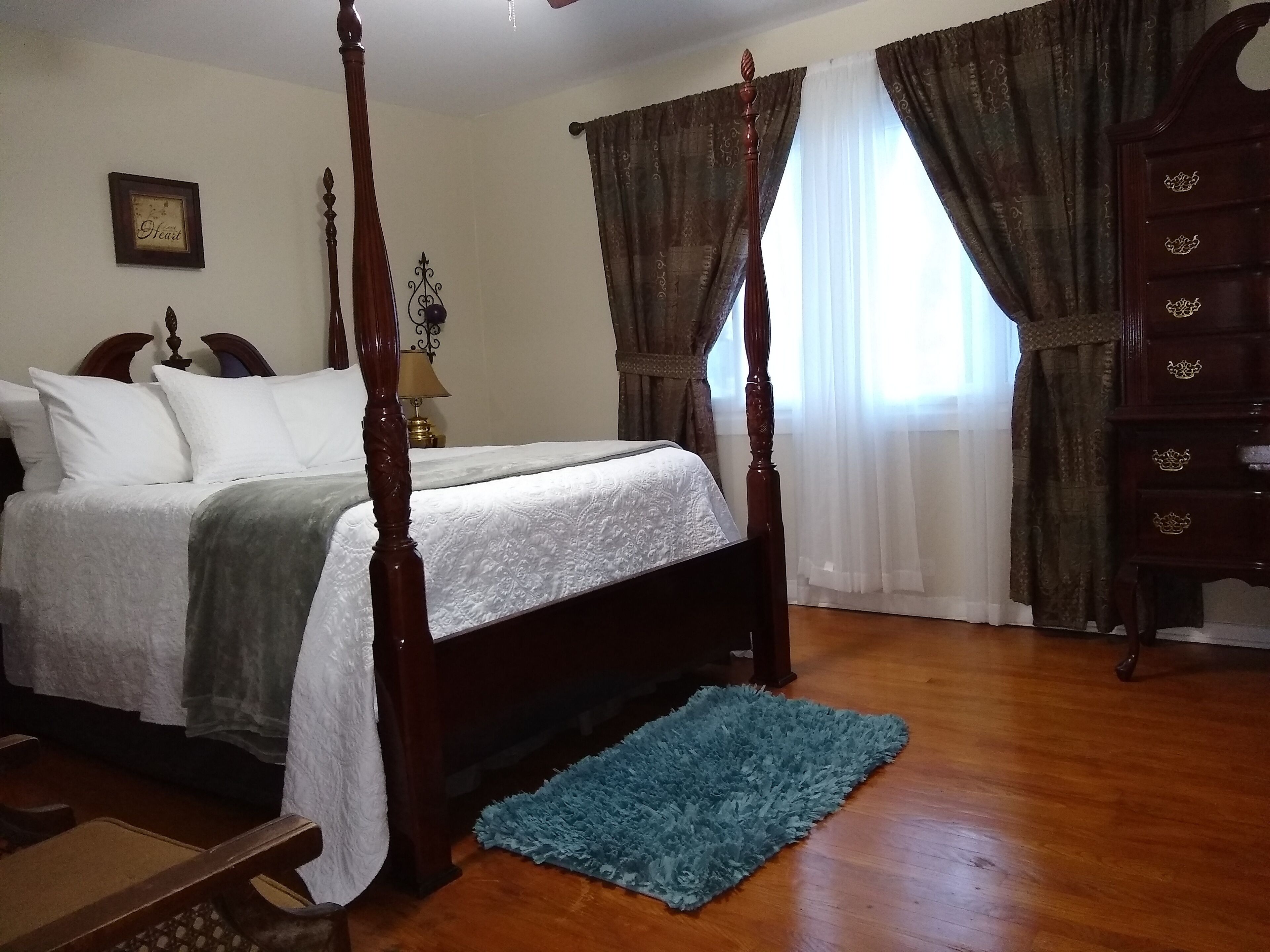 Comfortable place in Evanston!  Close to Northwestern and Loyola University.
