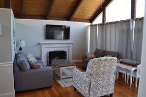 Smart TV - Cape Cod Falmouth Getaway, Great Harbors, Pool, Close Beaches Aug 10-16 avail (Falmouth)