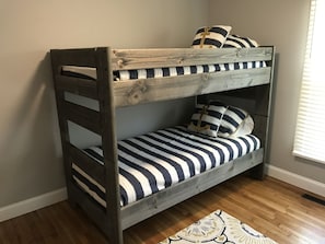 3 slaapkamers, een strijkplank/strijkijzer, gratis wifi, beddengoed