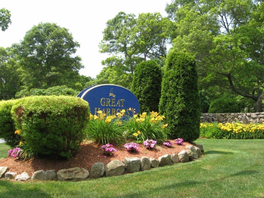 Une enseigne indiquant « GREAT ARBOUR », entourée d’un aménagement paysager soigné et d’arbres.