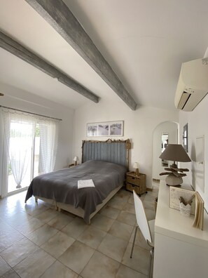 2 bedrooms, in-room safe, iron/ironing board, free WiFi - Mas des Oliviers HOUSE/GITE, HEATED SWIMMING POOL and CLOSED GARDEN (3 pets allowed) (Saintes-Maries-De-La-Mer)