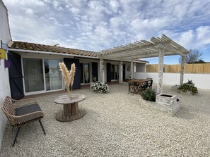 Outdoor dining - Mas des Oliviers HOUSE/GITE, HEATED SWIMMING POOL and CLOSED GARDEN (3 pets allowed) (Saintes-Maries-De-La-Mer)
