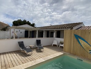 Outdoor pool, a heated pool - Mas des Oliviers HOUSE/GITE, HEATED SWIMMING POOL and CLOSED GARDEN (3 pets allowed) (Saintes-Maries-De-La-Mer)