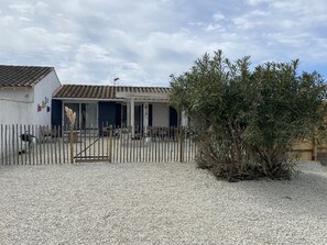 Exterior - Mas des Oliviers HOUSE/GITE, HEATED SWIMMING POOL and CLOSED GARDEN (3 pets allowed) (Saintes-Maries-De-La-Mer)