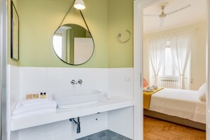 Doccia, asciugacapelli, bidet, asciugamani