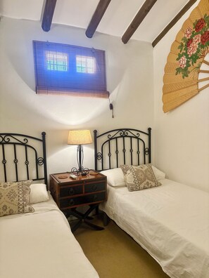 3 bedrooms, desk, iron/ironing board, free WiFi
