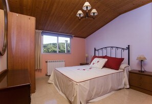 3 habitaciones, tabla de planchar con plancha, cuna de viaje y wifi 