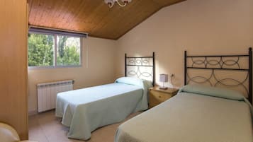 3 makuuhuonetta, silitysrauta/-lauta, vauvan matkasänky, Wi-Fi