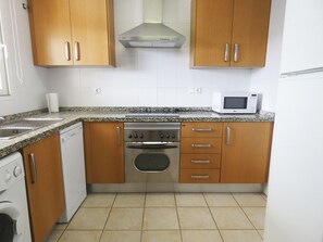 Een koelkast, een microgolfoven, een oven, een kookplaat