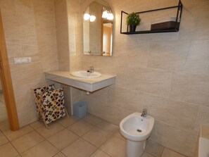 Bathtub, hair dryer, towels