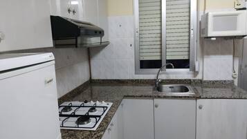 Jääkaappi, mikroaaltouuni, kahvin-/teenkeitin, vedenkeitin