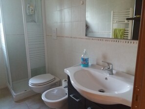 Douche, bidet, serviettes fournies