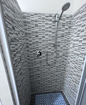 Dusche, Haartrockner, Bidet, Toilettenpapier