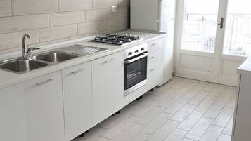 Frigorifero, forno, macchina per tè/caffè, pentole/stoviglie/utensili