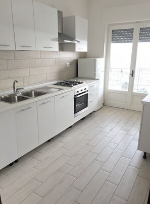 Jääkaappi, uuni, kahvin-/teenkeitin