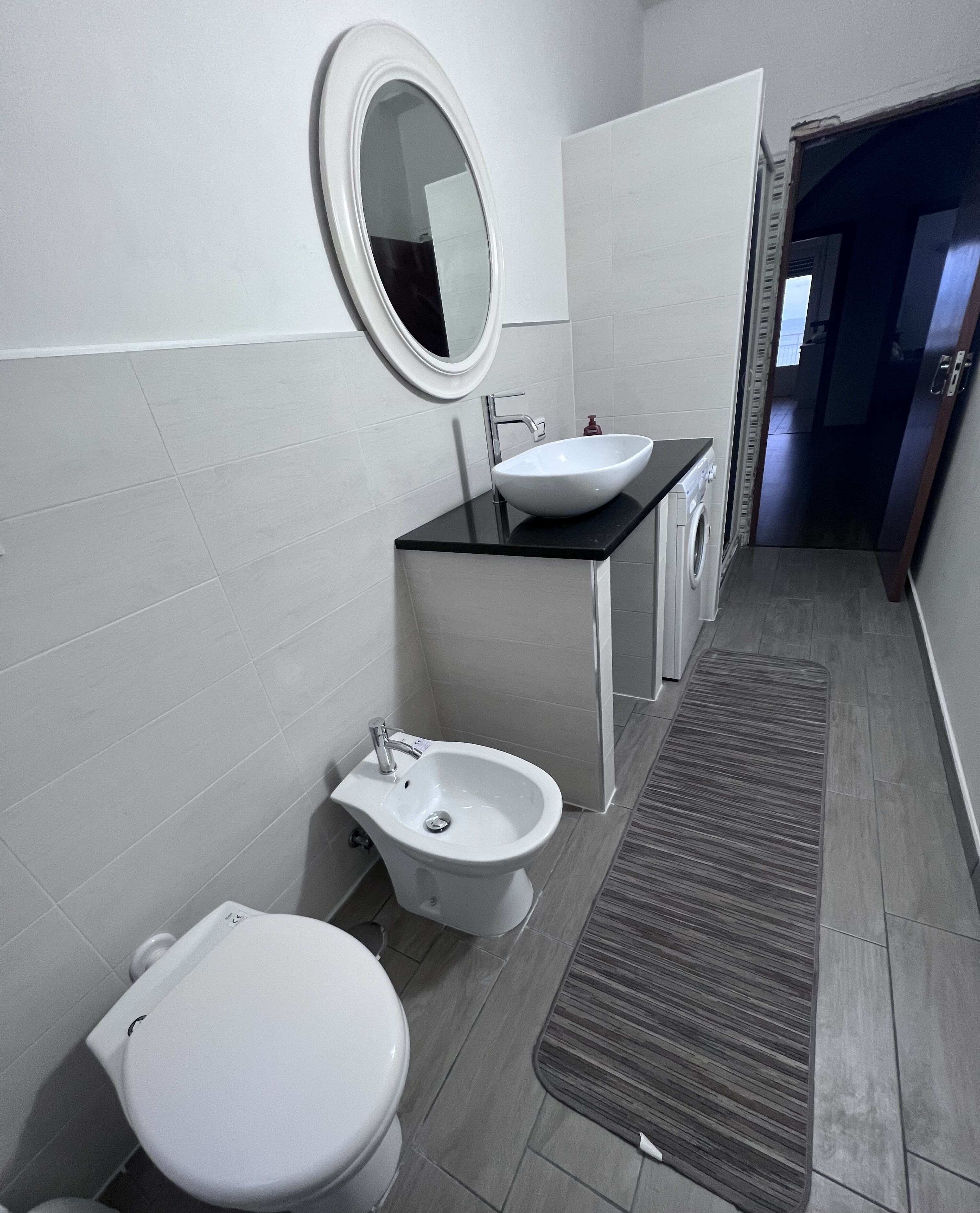 Doccia, asciugacapelli, bidet, carta igienica