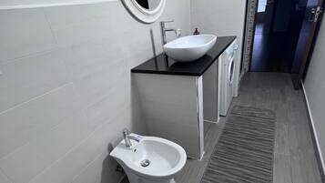 Doccia, asciugacapelli, bidet, carta igienica