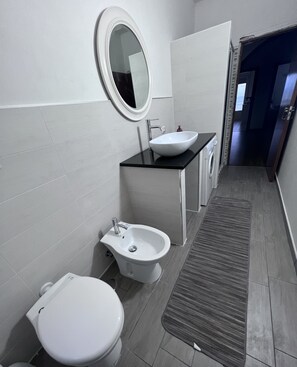 Dusche, Haartrockner, Bidet, Toilettenpapier