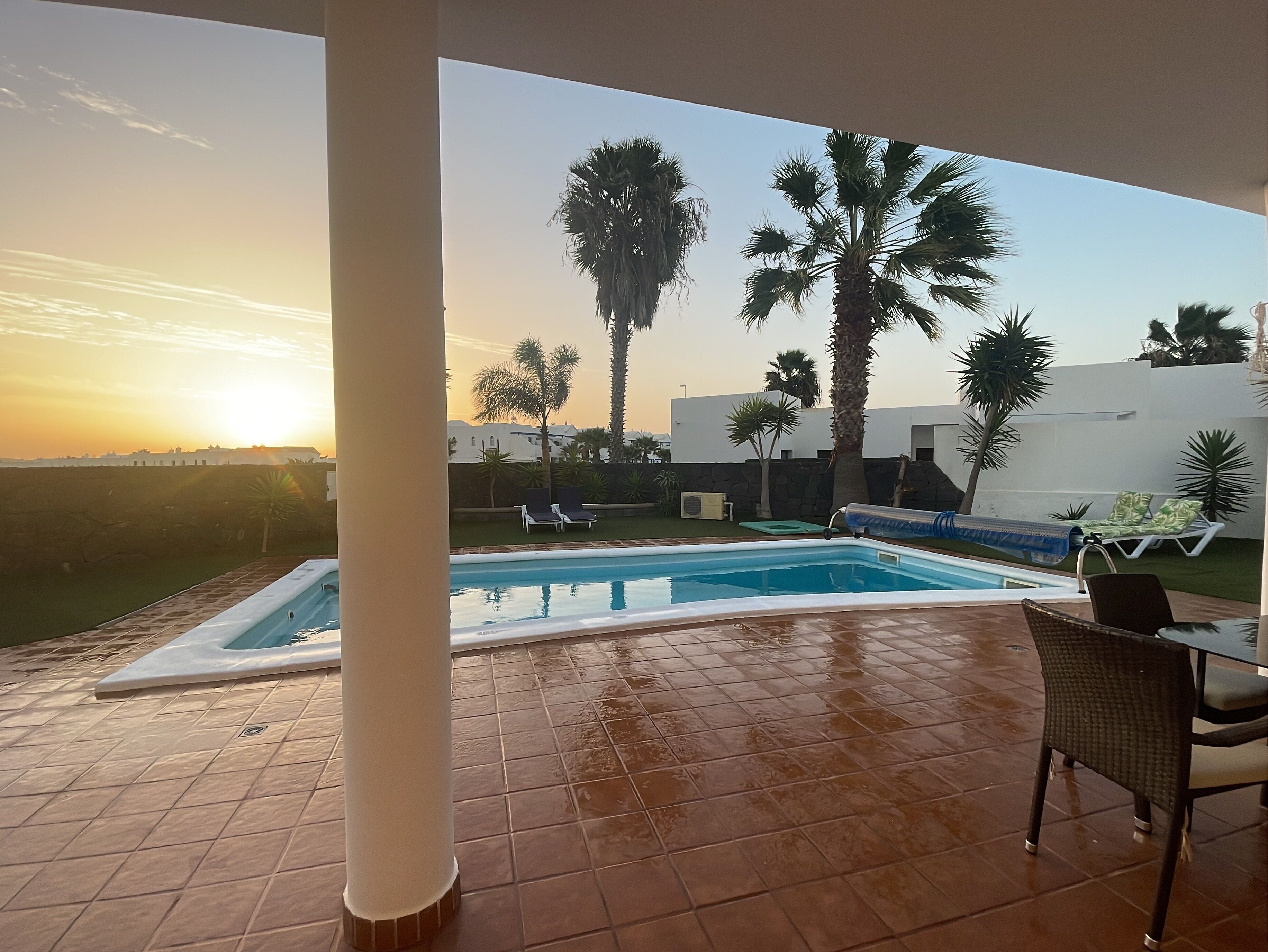 Una piscina al aire libre, una piscina climatizada