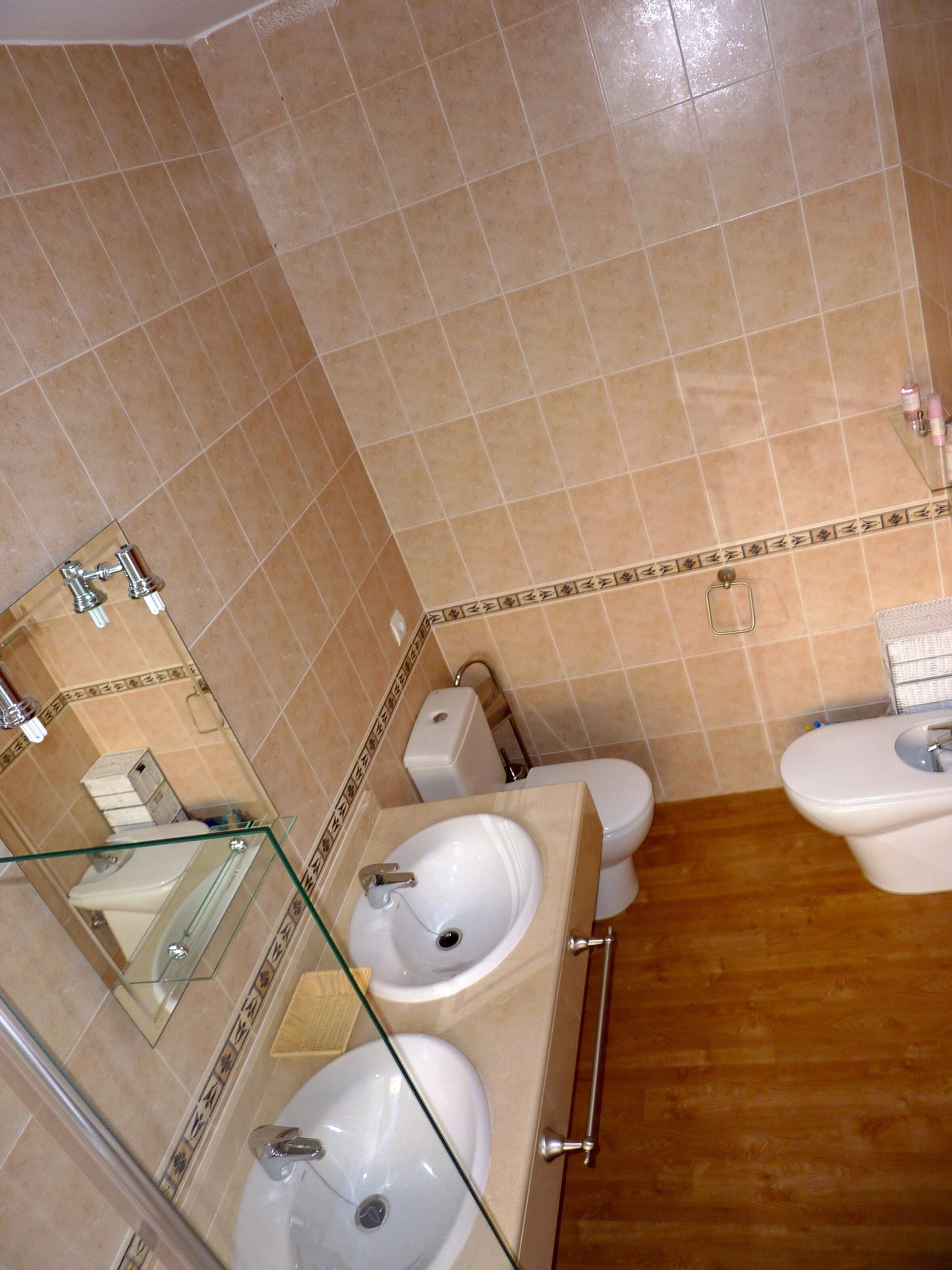 Un bagno con due lavandini, un water e un bidet.