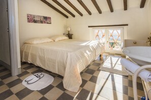 2 slaapkamers, een bureau, een strijkplank/strijkijzer, gratis wifi