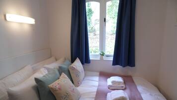 2 makuuhuonetta, silitysrauta/-lauta, ilmainen Wi-Fi, vuodevaatteet