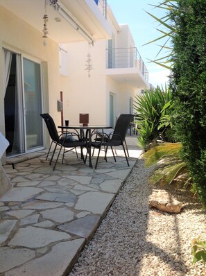Outdoor dining - No. 5 Holmes Place, Peyia, Coral Bay (Peyia)