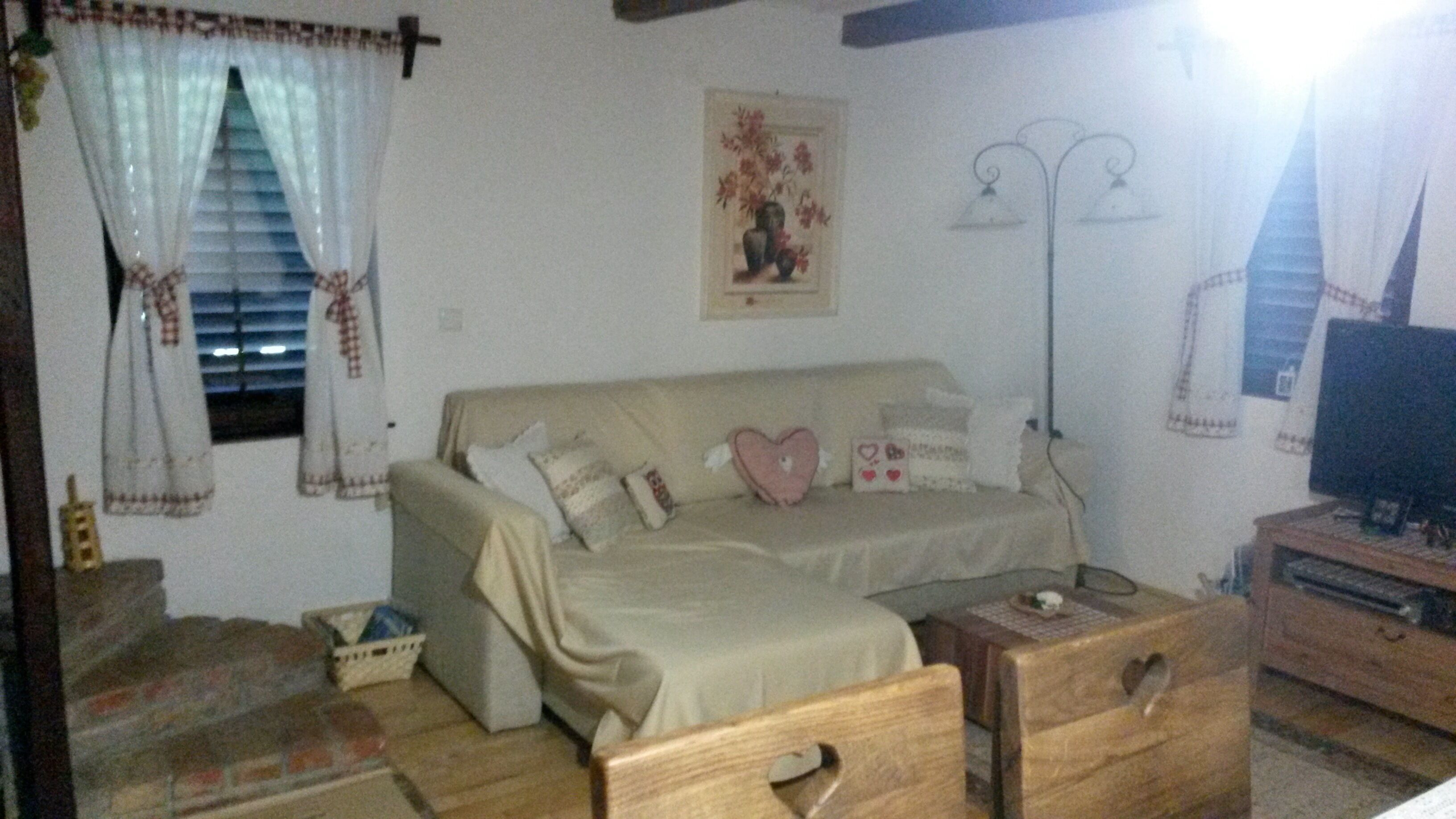 Télévision, lecteur de DVD, livres, chaîne hi-fi