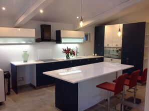 Réfrigérateur, four, plaque de cuisson, lave-vaisselle