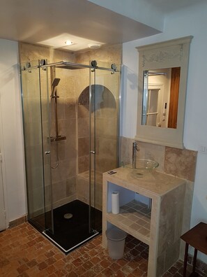 Bathtub, hair dryer, bidet, towels