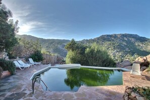 Pool - PORTO CERVO: Villa with 3 bedrooms, 2 bathrooms, large terrace, condominium swimming pool (Porto Cervo)