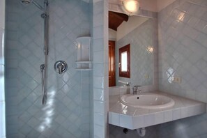 Bathtub - PORTO CERVO: Villa with 3 bedrooms, 2 bathrooms, large terrace, condominium swimming pool (Porto Cervo)