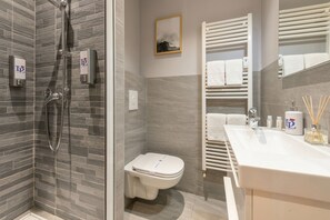 Dusche, Haartrockner, Handtücher, Shampoo