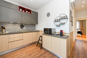 Kühlschrank, Mikrowelle, Ofen, Geschirrspüler