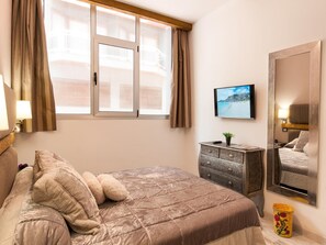 1 habitación, tabla de planchar con plancha, wifi y ropa de cama 