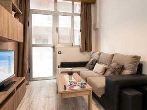 Flat-screen TV - Las Palmas City Beach M&B 02 by VillaGranCanaria (Las Palmas de Gran Canaria)