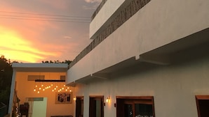 Fassade der Unterkunft – Abend/Nacht