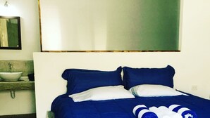 Zimmer, 1 King-Bett, eigenes Bad | 1 Schlafzimmer, kostenloses WLAN, Bettwäsche