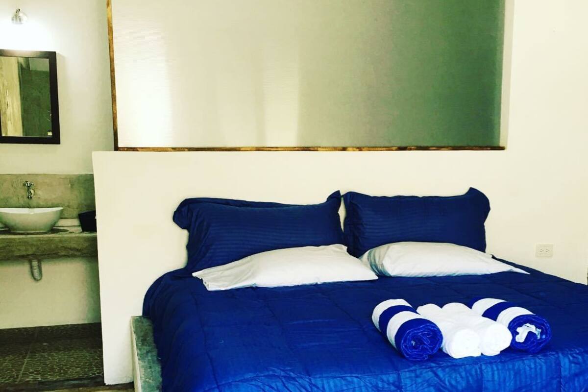 Chambre, 1 très grand lit, salle de bains privée