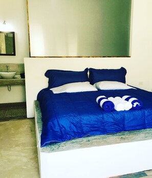 Kamer, 1 kingsize bed, privébadkamer | 1 slaapkamer, gratis wifi, beddengoed