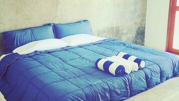 Zimmer, 1 King-Bett, eigenes Bad | 1 Schlafzimmer, kostenloses WLAN, Bettwäsche