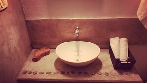 Zimmer, 1 King-Bett, eigenes Bad | Waschbecken im Bad