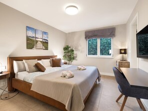 6 bedrooms, iron/ironing board, WiFi, bed sheets
