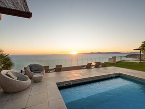 Outdoor pool, a heated pool, sun loungers - Villa Luna (Llucmajor)