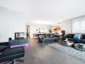 Televisión, chimenea, futbolito y tenis de mesa 