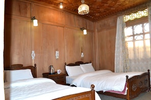 Premium bedding, in-room safe, rollaway beds, free WiFi - Appollo eleven group of houseboats (Srinagar)