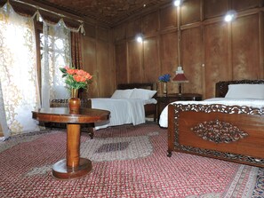 高档床上用品、客房内保险箱、折叠床/加床（额外收费）、免费 WiFi