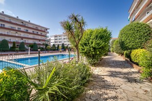 Pool - Apartment for 5 people, community pool 5 minutes from the beach and the promenade of Blanes, free wifi, air-conditioned living room. Vivalidays Edurne. (Blanes)