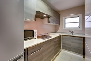 Fridge, microwave, stovetop, coffee/tea maker